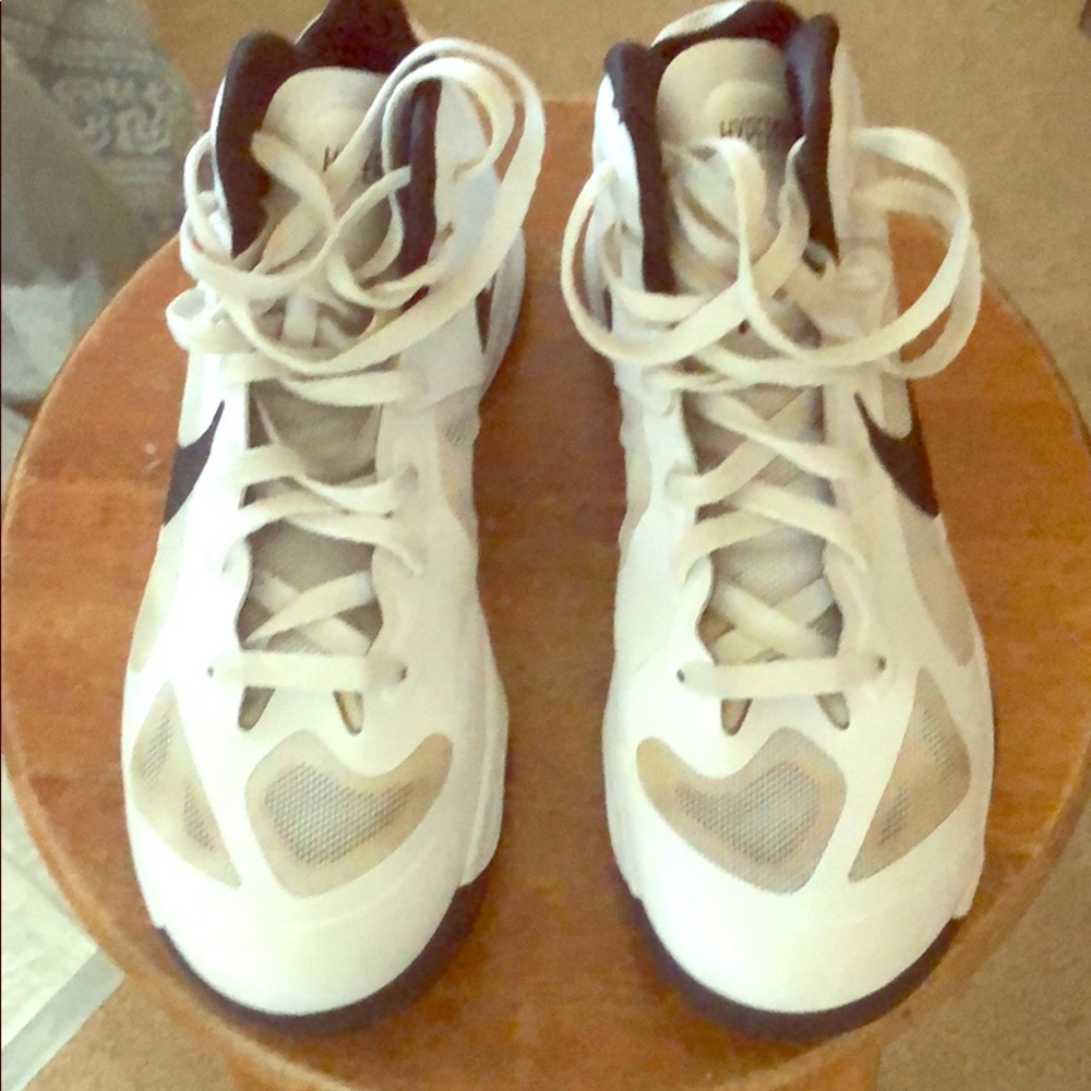 size 8.5 white/navy blue Nike Hyperfuse basketball